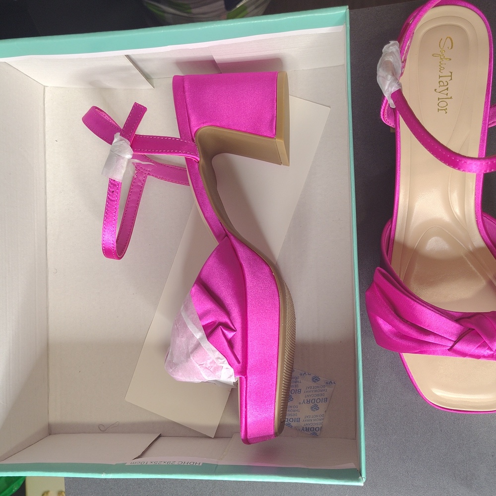 Shoe's - Picture 4 of 12